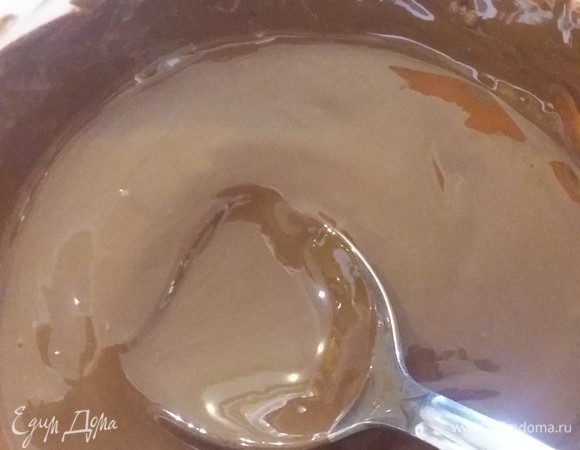 В остуженную до 30–40°C массу вводим растопленный шоколад и потом в несколько частей — сливки. Выливаем первый слой — парфе — в стакан. Оставляем стабилизироваться.