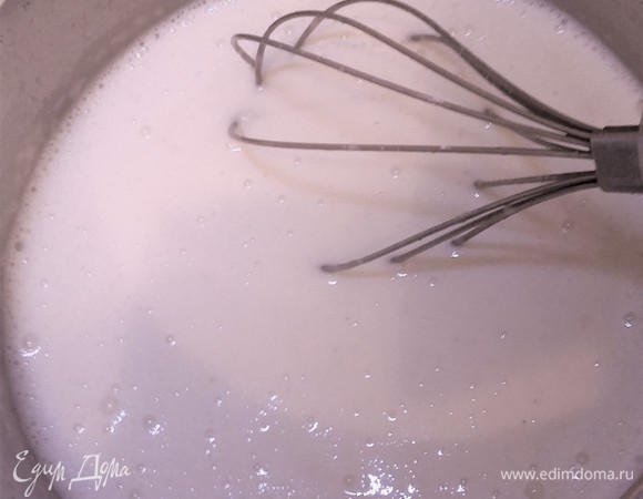 Второй слой — малиновый крем патисьер. Доводим до кипения молоко и выливаем на взбитые желтки с сахаром и кукурузным крахмалом. Переливаем обратно в сотейник смесь и доводим до кипения. Через 2 минуты снять с плиты и дать быстро остыть. Ввести мягкое сливочное масло. Охладить крем.