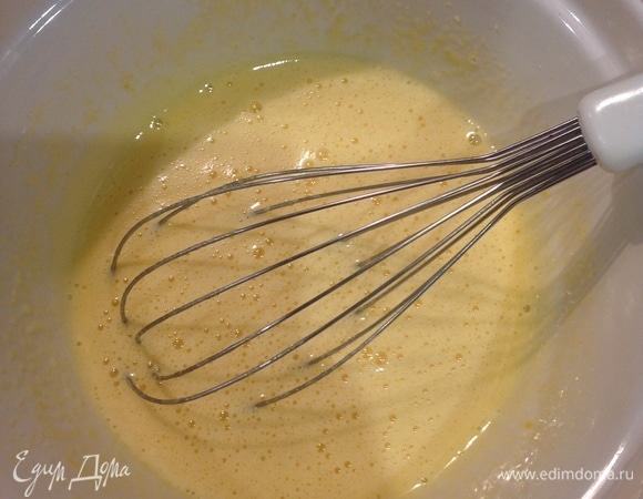 Яйца взбиваем с сахаром до пышной пенки, добавляем соль, мускатный орех, анис, оливковое масло и взбиваем еще 1 минуту. Добавляем орехи.