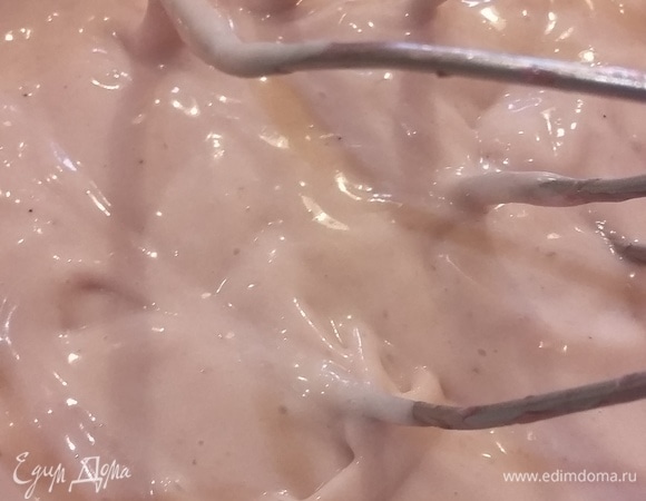 Соединить с уваренным с 1 ложкой сахара малиновым пюре. Хорошо взбить и залить вторым слоем.