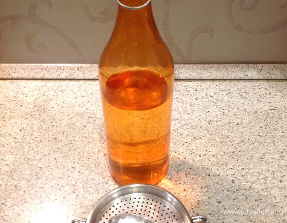 Соду гасим уксусом (можно использовать 1 пакетик разрыхлителя). Добавляем к яичной смеси.