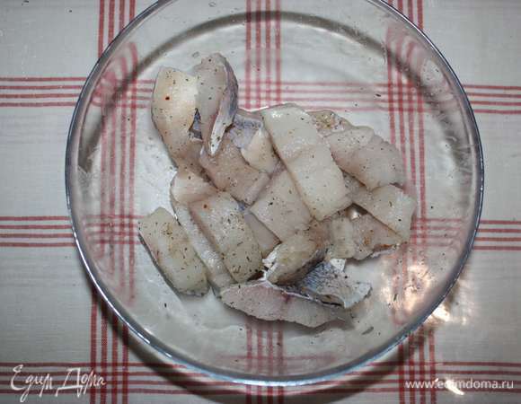 Филе судака нарезать на порционные кусочки, сбрызнуть соком лимона, добавить соль и специи. Перемешать, накрыть и пока отставить в сторону.