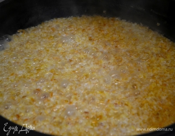 Вода постепенно выпаривается. Накрыть крышкой и дать постоять каше. Булгур будет вкусным, ароматным и рассыпчатым. На готовку уйдет 15–20 минут.