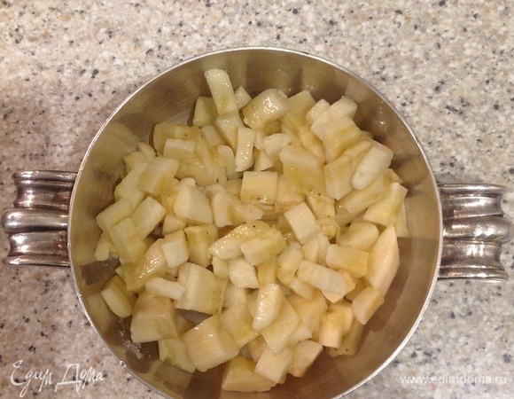 Нарезаем кубиками один банан.