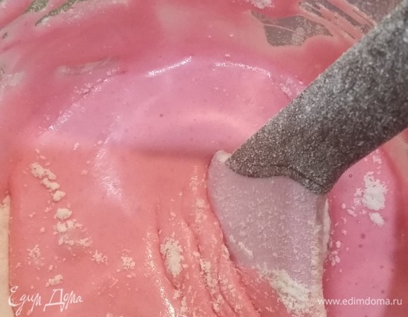 Для украшения нужно также приготовить спонж-бисквит. Взбиваем 1 яйцо с сахаром и сиропом глюкозы. Добавить каплю розового красителя. Аккуратно соединить со смешанными вместе мукой и разрыхлителем.