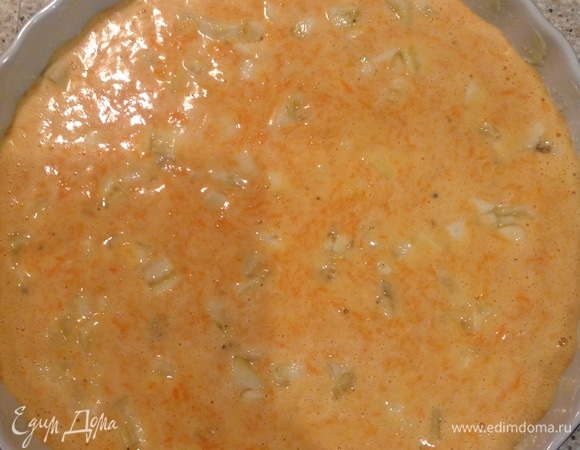 Соединяем яичную смесь, морковь, добавляем муку и все аккуратно перемешиваем, добавляем кусочки бананов. Форму смазываем оливковым маслом, выливаем тесто. Ставим в духовку на 35–40 минут при температуре 180°C.