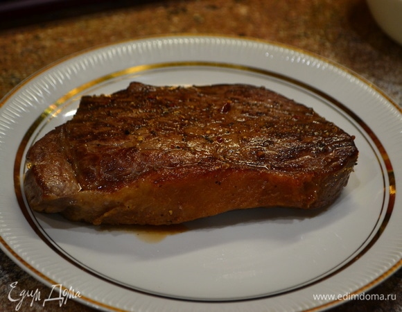 Готовые стейки medium rare выкладываем на деревянную доску или тарелку для подачи. Никаких лишних соусов не готовим. Подать мясо с рассыпчатой кашей из булгура.