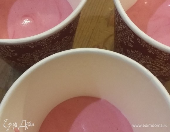 Выложить в одноразовые стаканчики и выпекать в микроволновке 1 минуту. Дать остыть.