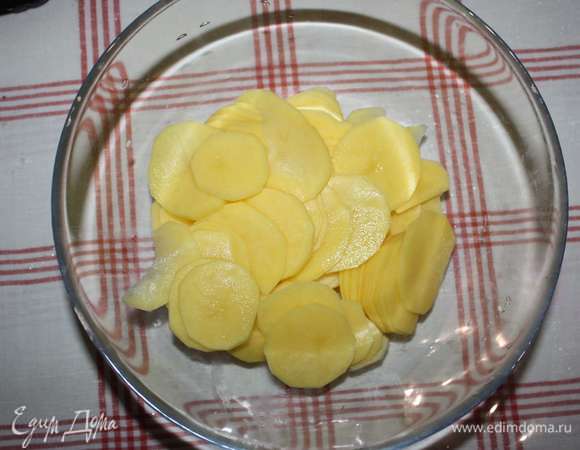 Картофель помыть, очистить и нарезать очень тонко.