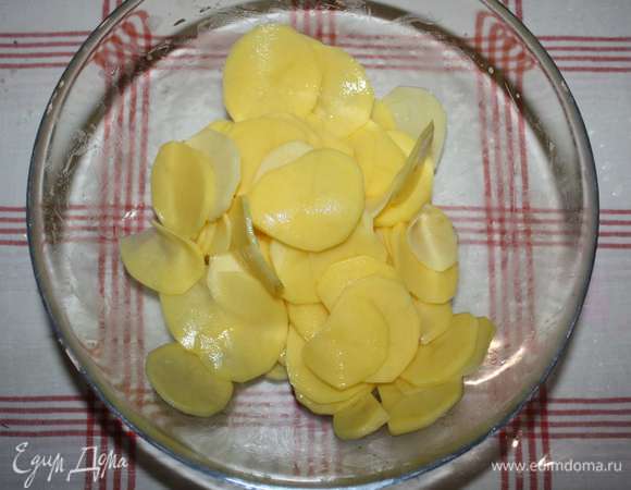 Нарезанный картофель выложить в миску, посолить и хорошо перемешать.