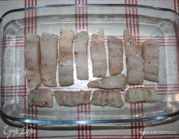 Форму для выпекания смазать подсолнечным маслом. Выкладываем слой рыбы.
