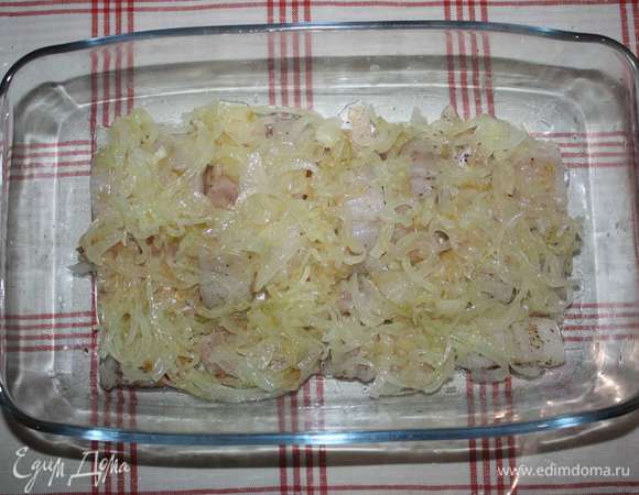 Далее — обжаренный лук.