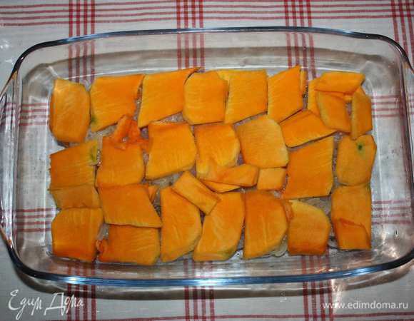 Следующий слой — тыква. Тыкву нарезать тонкими пластинками.