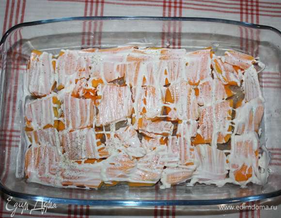 Немного черного перца и майонез. Майонез распределить равномерно.