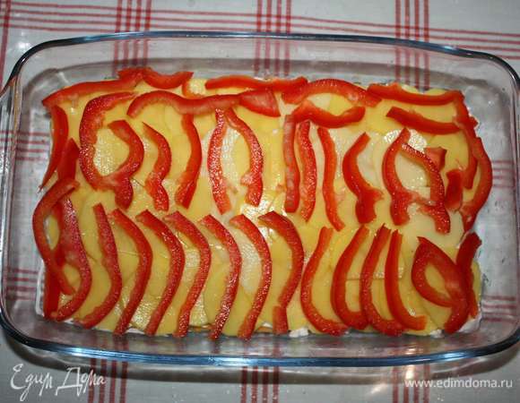 Далее — слой сладкого перца. Сладкий перец нарезать соломкой.