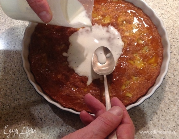 Промазываем слегка джемом, у меня лимонный. Можно взять любой, какой у вас есть. Сметану хорошо взбиваем с сахарной пудрой. Поливаем сверху.