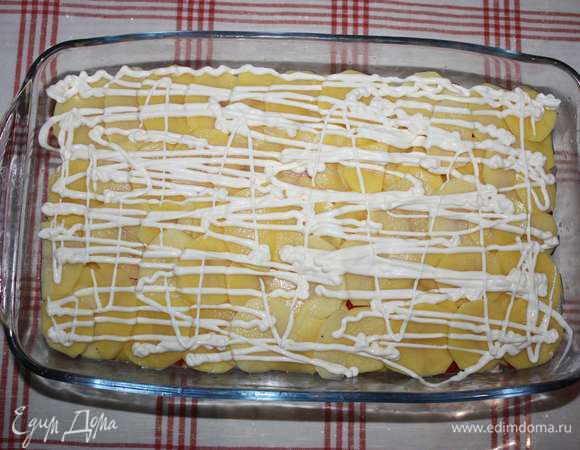 Сверху распределяем майонез.