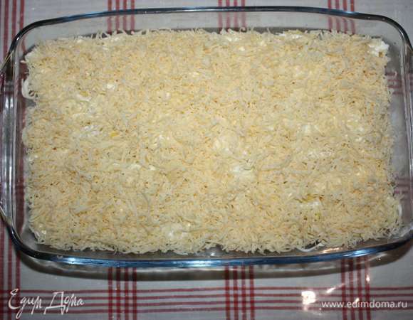 Верхний слой — натертый на мелкой терке сыр.