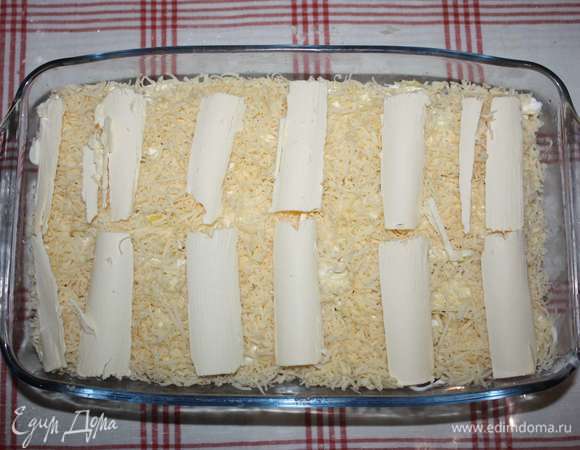 Сверху выложить несколько тонких кусочков сливочного масла.