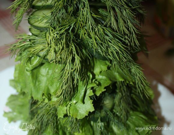 Для украшения блюда, пока оно готовится, соберем елочку из зелени и огурцов.