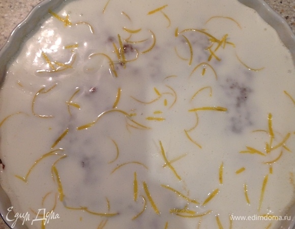 Снимаем лимонную цедру и щедро посыпаем пирог. Ставим в холодильник. Если вам нравится более теплый вариант, можно подавать к чаю сразу. Не забудьте украсить — это добавляет настроения!