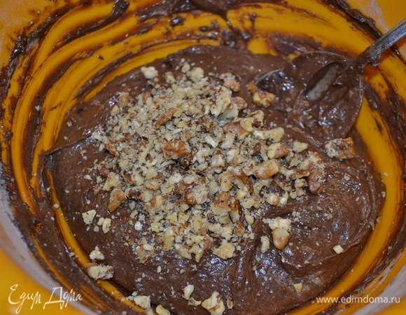 В муку добавить сухие ингредиенты, затем — теплое молоко, сливочное масло, все перемешать, добавить дробленый грецкий орех.