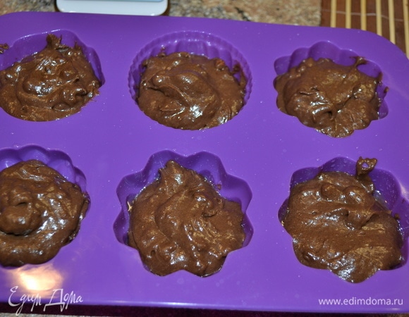 Полученную смесь выложить в формочки, поставить в духовку на 40 минут при 180–200°C.