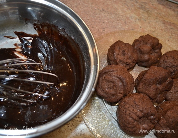 Готовым кексам дать время остыть. Готовим глазурь шоколадную для кексов. Растопить шоколад, добавить масло и теплой глазурью покрыть кексы.