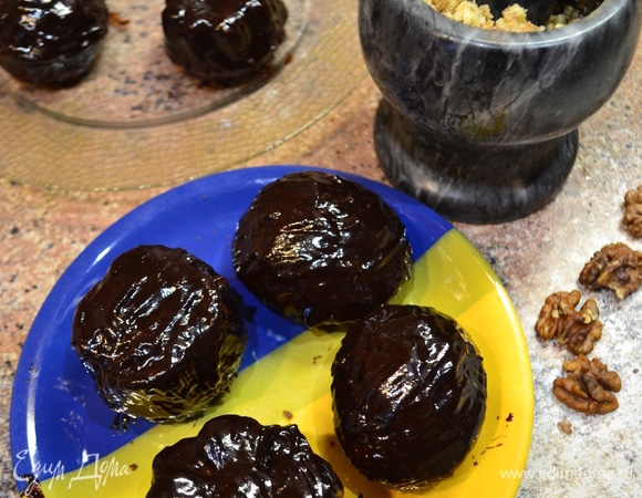 Мне удобно покрывать кексы глазурью с помощью кисточки. Измельчить орехи для украшения кексов.