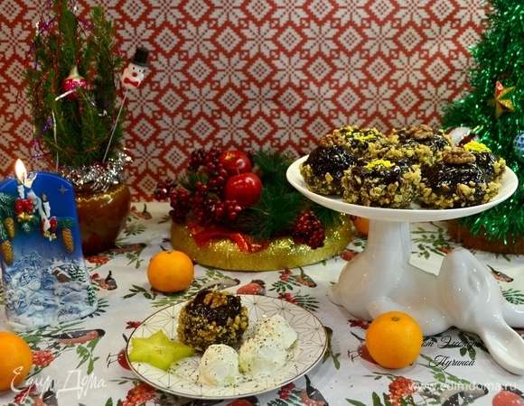 Пока глазурь не застыла, орешками украшаем по кругу кекс.