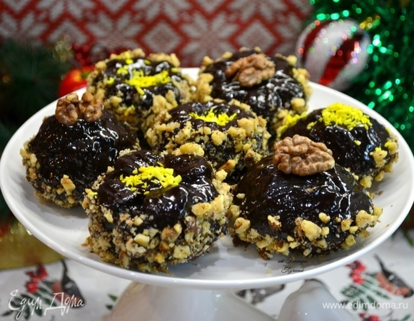 Сверху можно украсить стружкой кокосового ореха и дольками грецкого ореха.