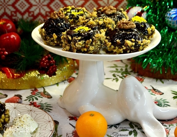 Подать шикарные кексы на красивом блюде или порционно на тарелке.