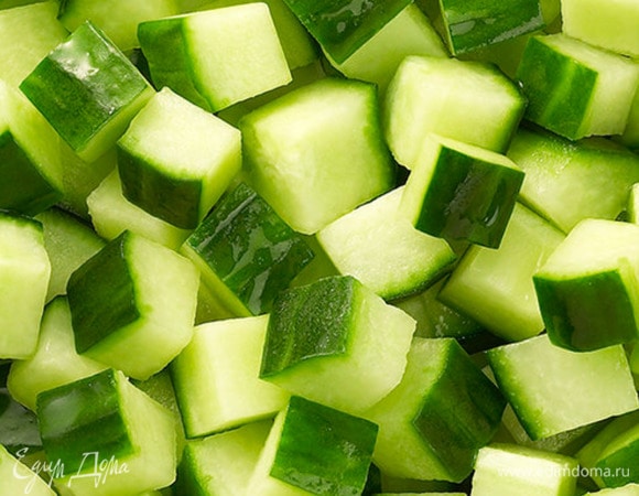 Все овощи и травы должны быть непременно свежими. Варим яйца, охлаждаем, чистим. Нарезаем кубиками огурцы, яйца.