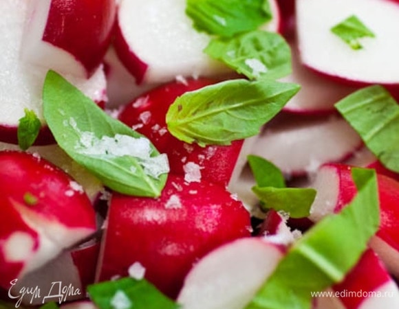 Моем и чистим редис, выбираем небольшой. Разрезаем на дольки, добавляем соль, листья базилика.