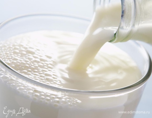 Соединяем сметану и кефир. Хорошо размешиваем.