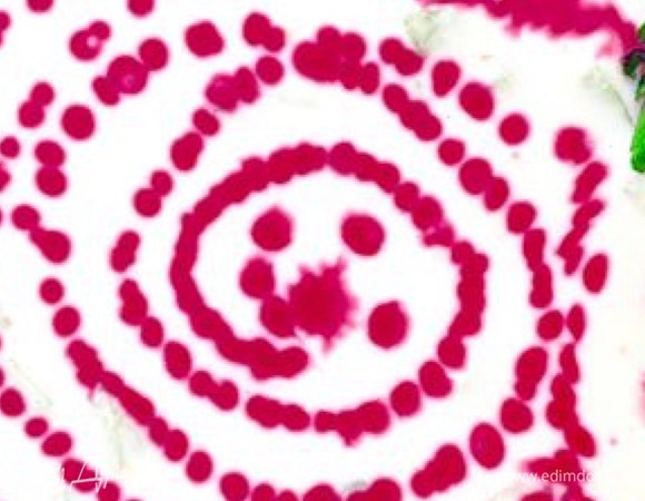 Собираем окрошку: соединяем все нарезанные овощи, яйца, лук со сметанной заправкой, добавляем мяту, укроп. Солим и аккуратно размешиваем. Насыпаем в тарелки. Можно украсить свекольным соком, как у меня (маленький кусочек потереть на терке и отжать ложку сока), или просто украсить зеленью. Приятного аппетита!