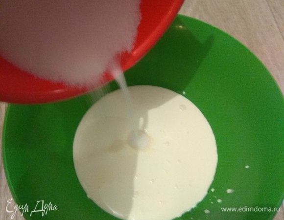 Пока остывают кексы, готовим крем. Желатин (у меня быстрорастворимый) разводим в небольшом количестве воды (примерно 50 мл), подогреваем примерно до 60°C. Главное, массу не доводить до кипения и дать немного остыть до комнатной температуры. В это время можно взбить сливки с сахаром.