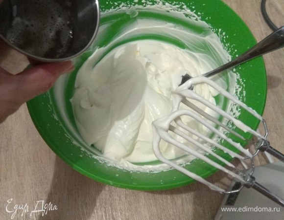 Сливки, венчики миксера и посуда для взбивания должны быть охлажденными. Вместо сахара можно использовать сахарную пудру. После того как взбили сливки с сахаром до мягких пиков, добавляем тонкой струйкой подготовленный желатин, все тщательно перемешиваем пару минут на высокой скорости.