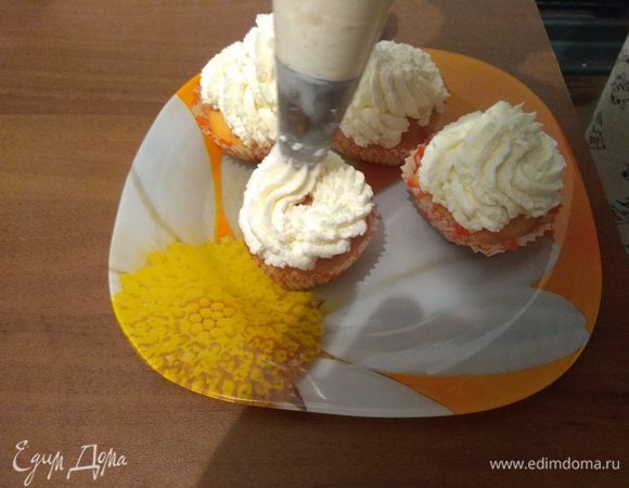 Крем перекладываем в кондитерский мешок с насадкой и украшаем остывшие маффины. Отправляем в холодильник. Маффины по данному рецепту получаются несладкими, а крем придает им нежность и праздничный вид.