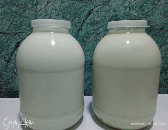 Итак, ставим трехлитровую банку свежего молока в холодильник, чтобы лучше «сели» сливки (жир). Больше банку не взбалтываем, иначе соберем мало сметаны, а остальной жир останется в сыворотке. Через сутки выставляем банку в тепло, приоткрываем крышку, чтобы молоко дышало. Если вам нужны сливки, то собрать их можно сразу. Ждем. Примерно от 2 до 5 дней. Готовая простокваша имеет дорожки с пузырьками, и на ней появляется характерная белая плесень, ее снимаем, в еду не используем.