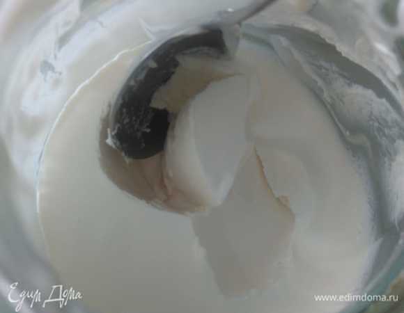 Далее требуется снять сметану. Просто берем ложку и выкладываем сметану в емкость, где она будет храниться. На фото сметана уже постояла в холодильнике и застыла.