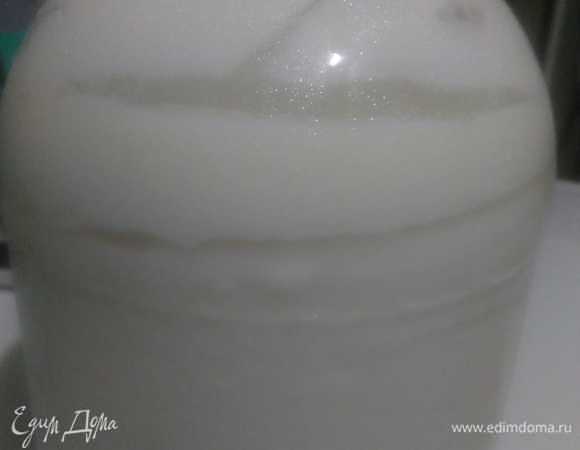 Саму простоквашу следует нагреть до 40–50°С (очень теплая). Сварить творог можно в банке на водяной бане, а можно осторожно перелить в кастрюлю. Важно! В процессе варки для получения мягкого творога сгусток сильно не мешать и не нагревать более 50°С. Как только простокваша равномерно прогрелась, ставим ее остывать. Далее нужно процедить. Ситец кладем в дуршлаг и выливаем. Сверху можно положить груз. Долго на тепле не держать.