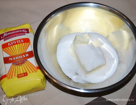 Масло комнатной температуры соедините (с помощью миксера) с сахаром и ванильным сахаром.