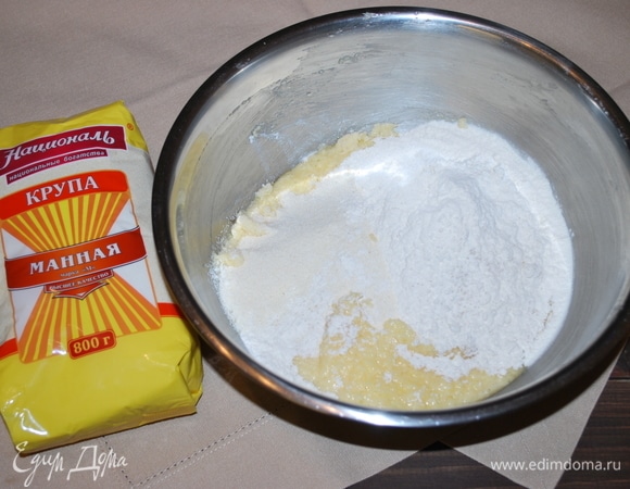 Муку соедините с дрожжами, добавьте манную крупу ТМ «Националь» и перемешайте все вместе, добавьте немного соли.