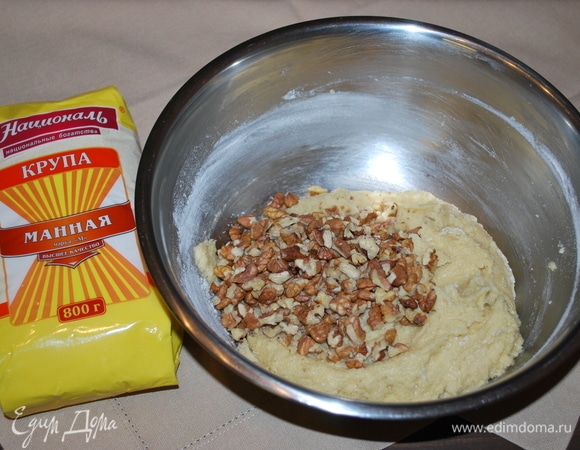 К тесту добавьте орехи и изюм. Все хорошо перемешайте. В этом рецепте изюм и хлопья считаются самыми главными. Орехи можно добавить по вашему вкусу: можно кедровые, а можно и вовсе не добавлять орехи, а вот изюм должен быть. Изюм предварительно замочить на 15 минут. Если в печенье решили не добавлять орехи, тогда количество изюма надо увеличить до 100 г.