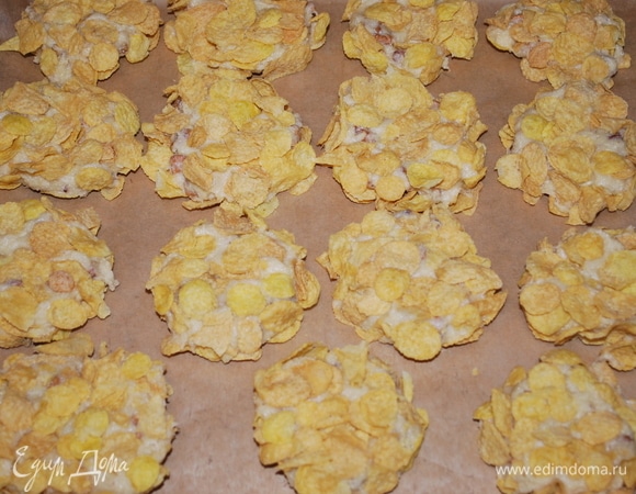 Выкладываем печенье на противень и выпекаем в разогретой духовке при температуре 170°C примерно 30 минут.