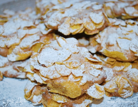 Когда печенье остынет, посыпаем его сахарной пудрой. Приятного аппетита.