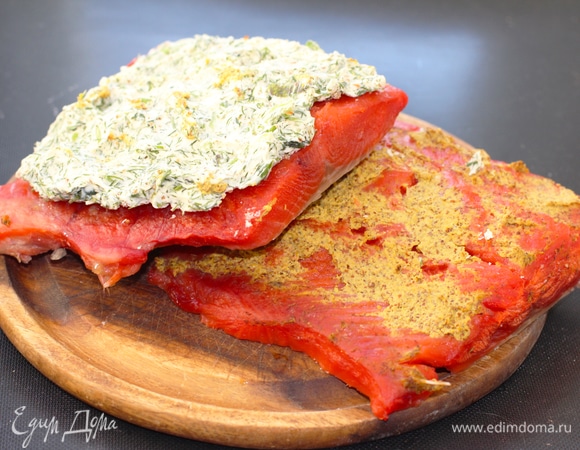 Подготовить рыбу. Взять кусок лосося, снять с него кожу, разделить на 2 филе и вынуть все косточки. Филе посолить со всех сторон. Приготовить зеленое масло: мелко порубить зелень и снять необходимое количество цедры с лимона. Смешать с размягченным сливочным маслом. На одно филе выложить зеленое масло, а второе смазать горчицей (с той стороны, где были кости).