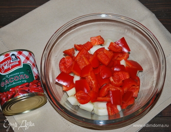 Болгарский перец почистить и нарезать крупными кусочками.