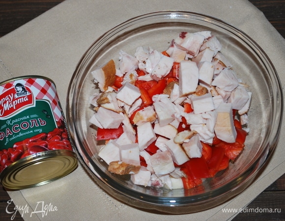 Нарезать копченую куриную грудку.